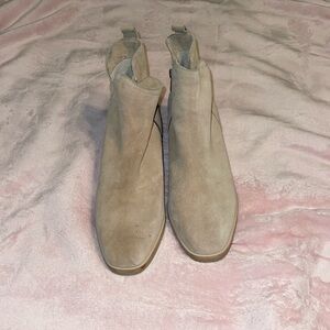Women Chelsea and violet boots